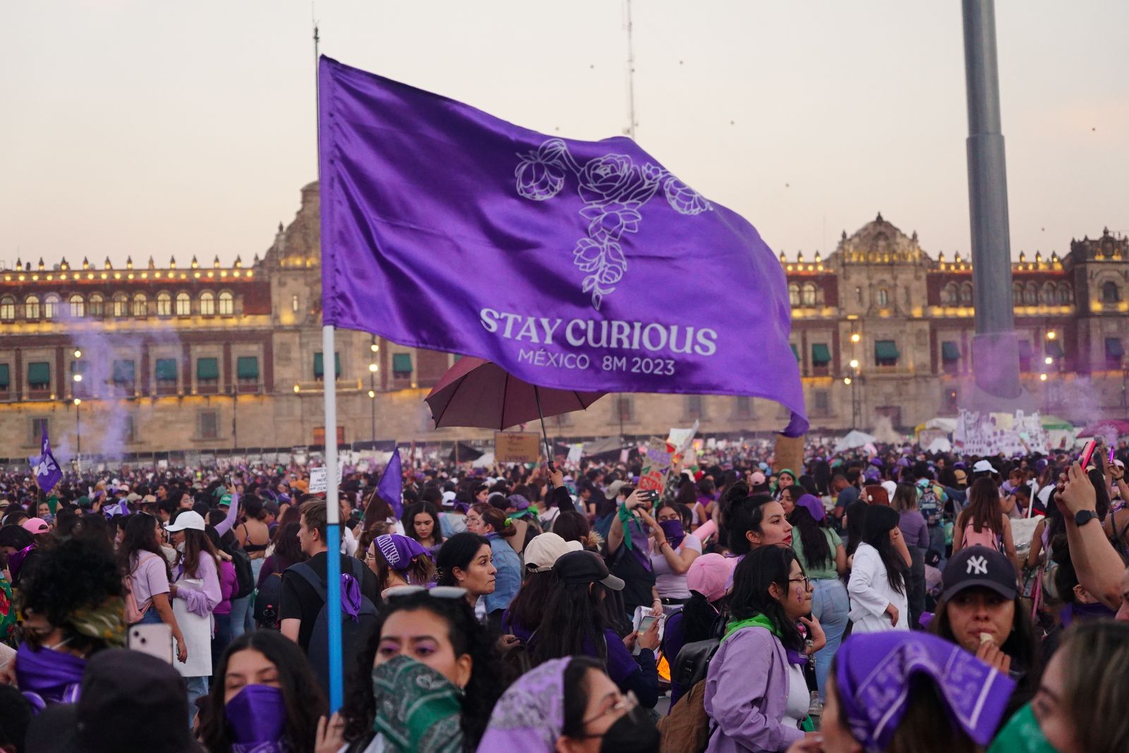 Integrantes del contingente Stay Curious en el zócalo durante la Marcha 8M2023. Fotos de Tax Satélite.